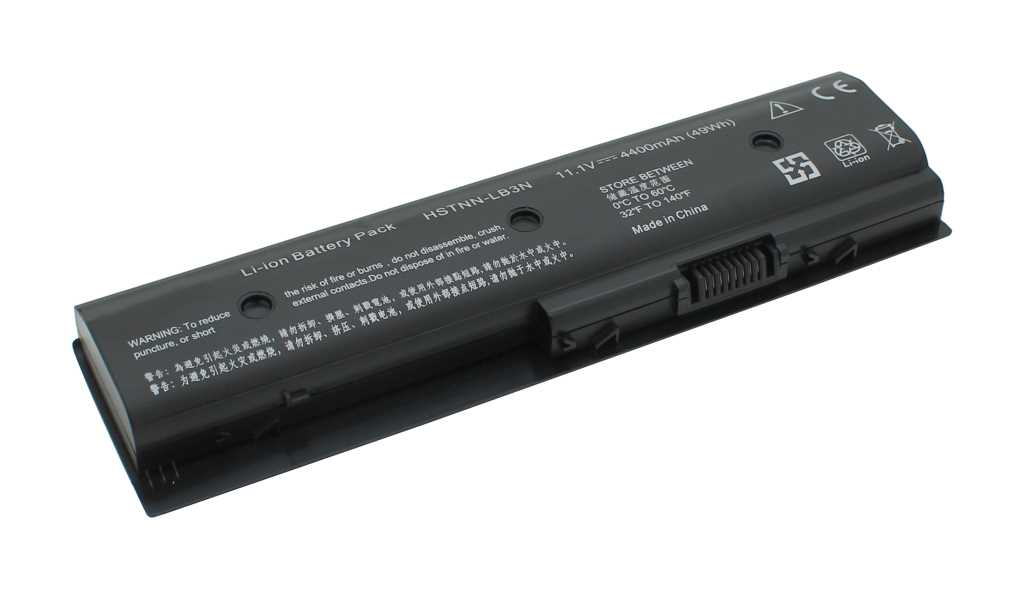 Schwarzer Laptopakku in länglicher Form mit Kontaktleiste und aufgedruckten Sicherheits- und Prüfzeichen auf weißem