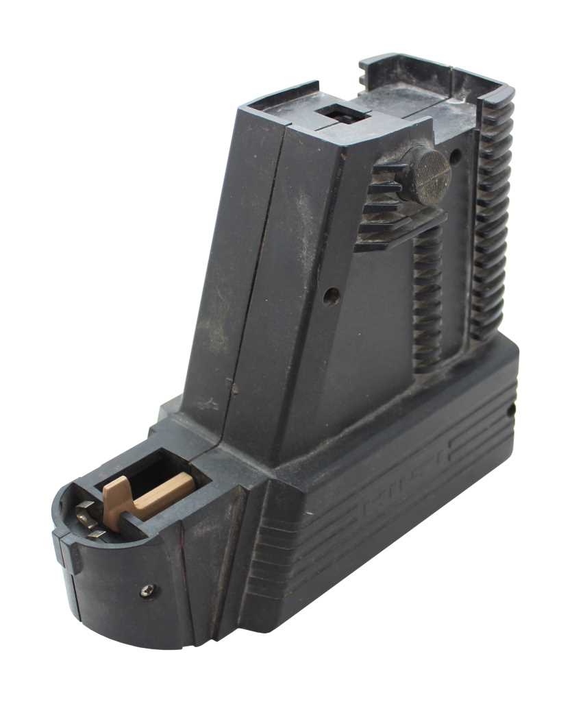 Schwarzer Werkzeugakku mit seitlichen Rillen und Kontaktöffnung vorn, schräg von oben fotografiert auf weißem Hintergrund